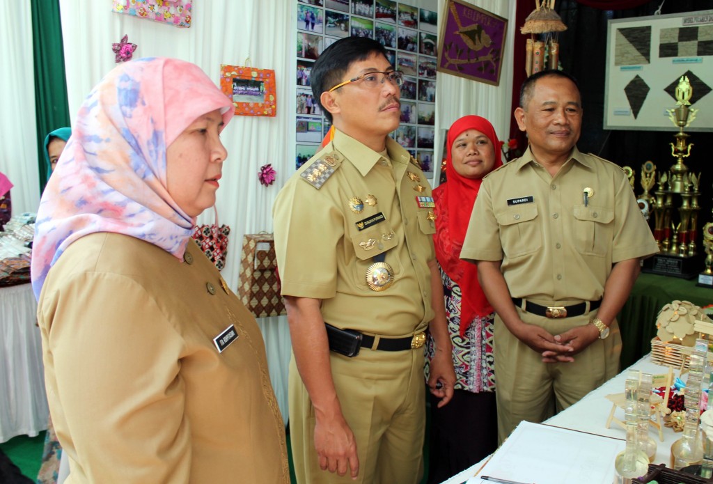 Bupati Cirebon dan Kepala dlh mengunjungi Stand Sekolah Adiwiyata