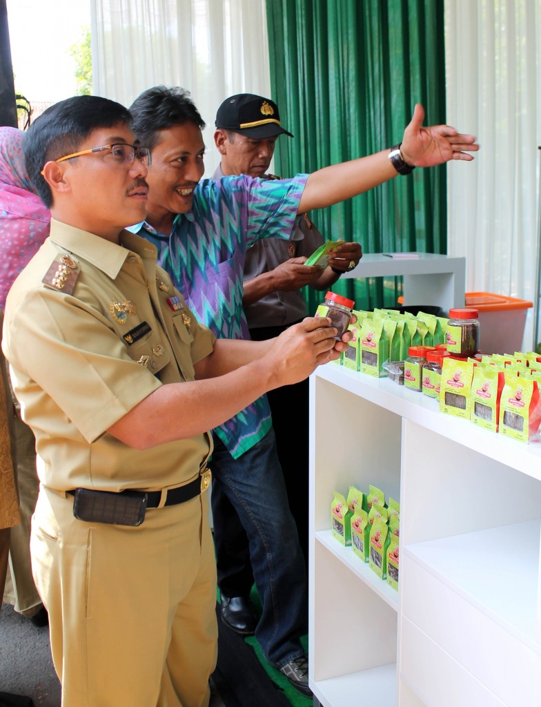Bupati Cirebon Mengunjungi Stand PT. CEP PLTU