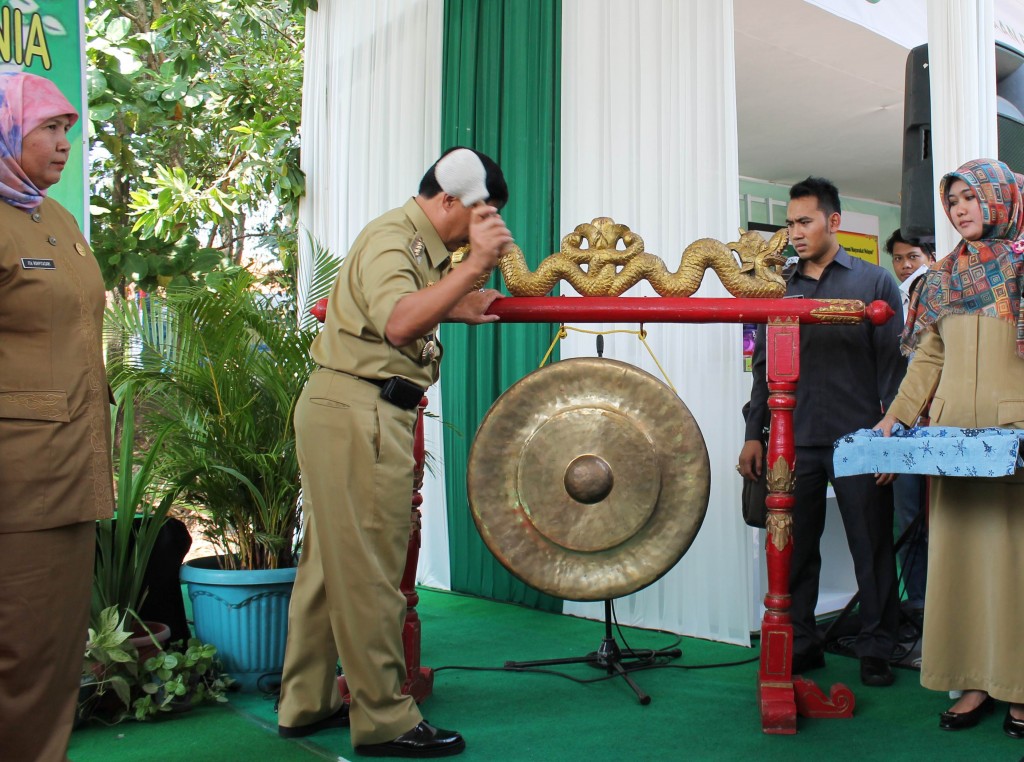 Bupati Cirebon membuka acara pameran lingkungan