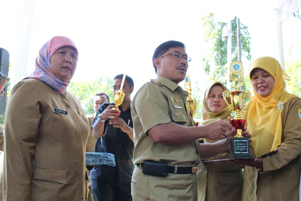 Pemberian piala kepada sekolah pemenang lomba LCC dan daur ulang sampah