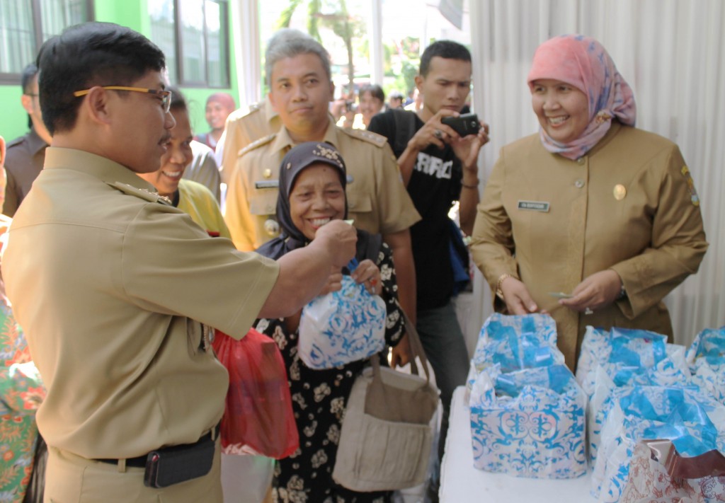 Stand Barter sampah dengan sembako
