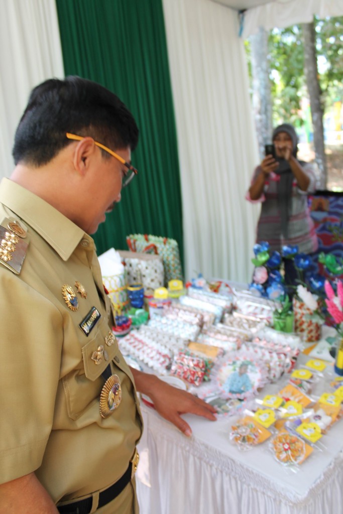 Bupati Cirebon mengunjungi Stand Bank Sampah Sumber Sehati