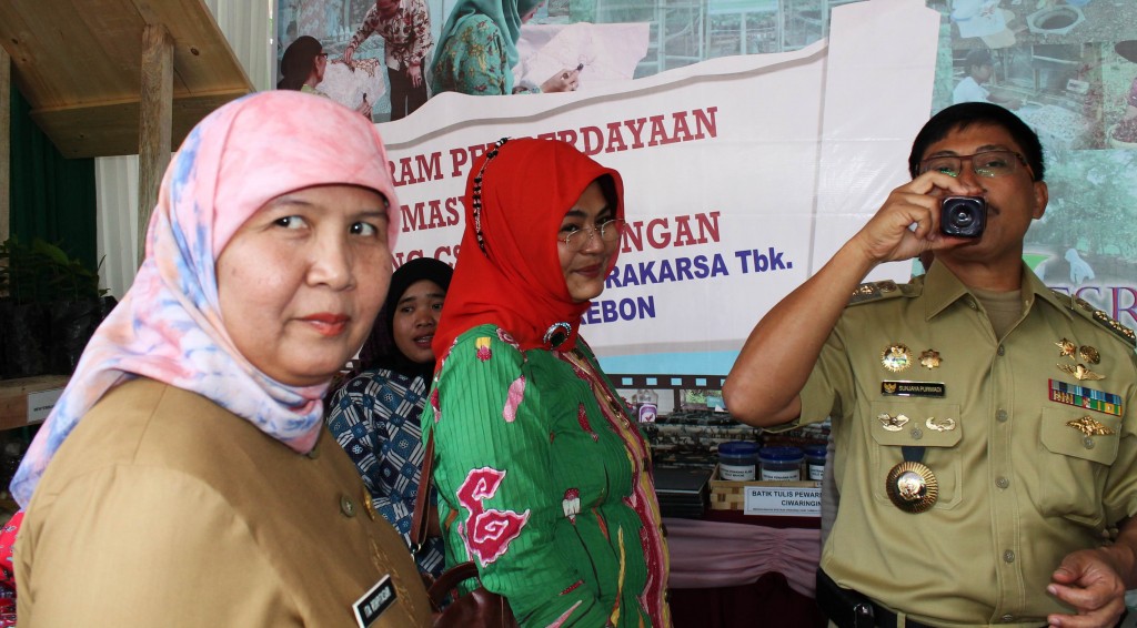 Bupati Cirebon dan Kepala dlh mengunjungi stand PT. ITP Palimanan