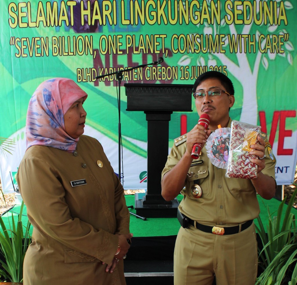 Bupati Cirebon memberikan apresiasi terhadap cindera mata yang diberikan oleh dlh