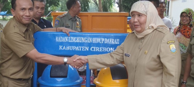 Dokumentasi Penyerahan Bak Sampah kepada Lurah se-Kec. Sumber